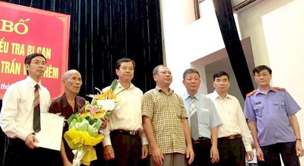 Mr. Tran Van Them (2nd, L) was publicly apologized at a ceremony in Yen Phong district, Bac Ninh province on August 11 (Photo: SGGP)